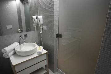 Фото номера Улучшенный двухместный номер с 1 кроватью Отель Hotel Skansen Conference&amp;Spa г. Studzieniec 7